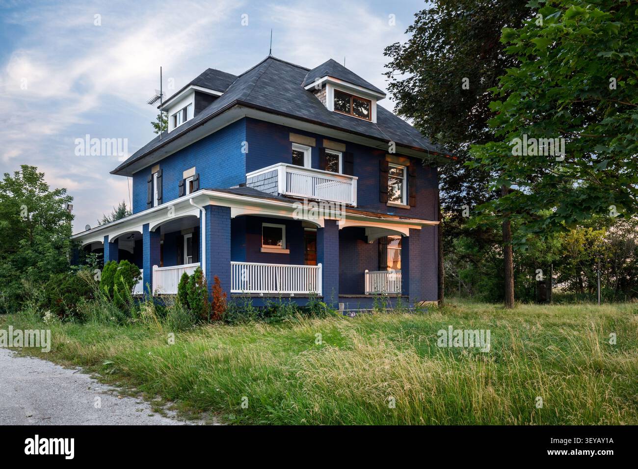Ein altes Bauernhaus mit blau bemalten Ziegeln. Dieses Haus ist abgerissen Stockfoto