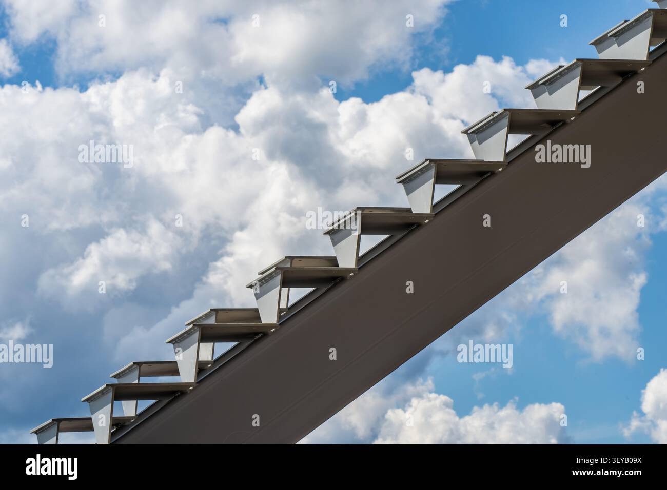 Abstrakte konzeptionelle Darstellung des Karrierefortschritts mit einer diagonalen Metalltreppenstruktur, die den Aufstieg zum Erfolg und Achaie symbolisiert Stockfoto