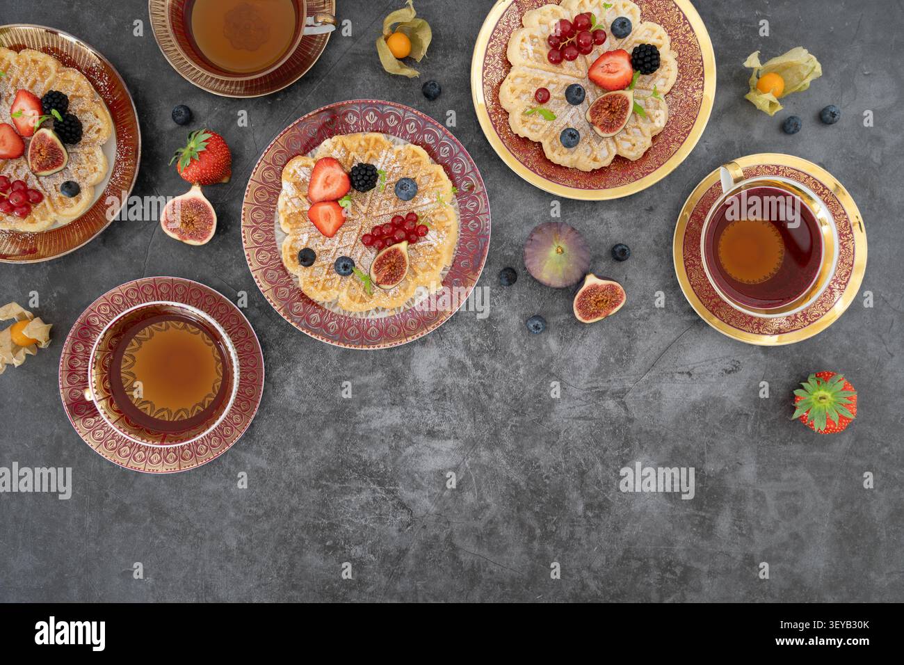 Frühstückskomposition mit Panoramablick und Waffelpfannkuchen mit frischem Obst und Beeren Stockfoto