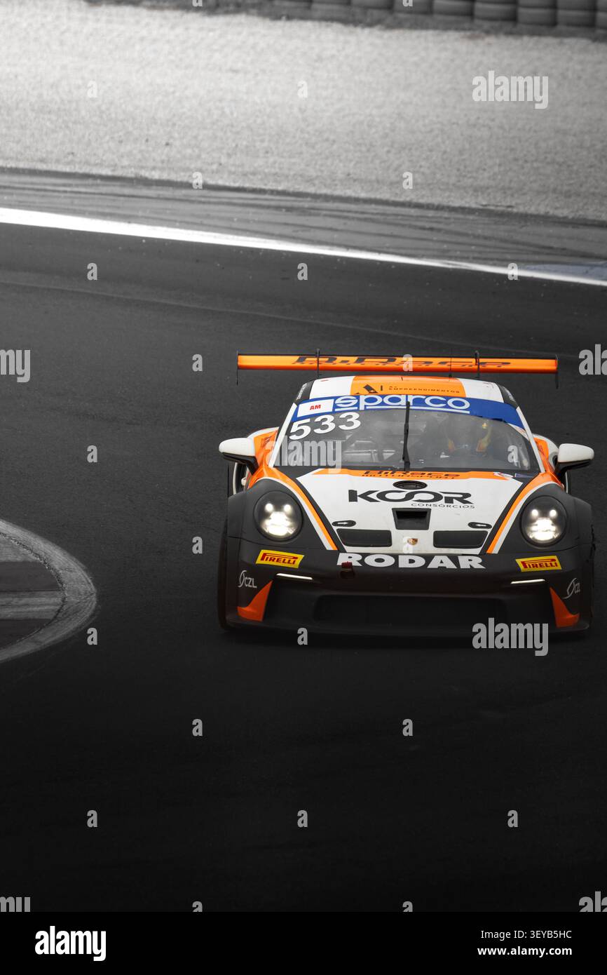 MISANO, ITALIEN – 10. MAI 2026: Künstlerisches Schwarz-weiß-Actionfoto mit einem Porsche GT3 Cup Rennwagen mit leuchtenden orangefarbenen Aufklebern, die i hervorgehoben sind Stockfoto