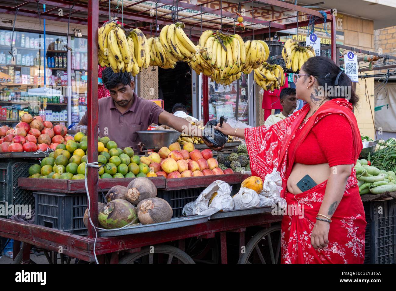 Mann, der Obst auf dem Manak Chowk Market in Jaisalmer, Indien verkauft Stockfoto