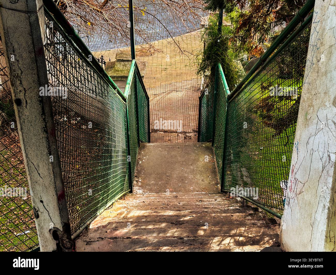 Blick auf die Fußgängerbrücke am Provinzbahnhof im Stadtteil Meridiano V in der Stadt La Plata Buenos Aires Argentinien. Stockfoto