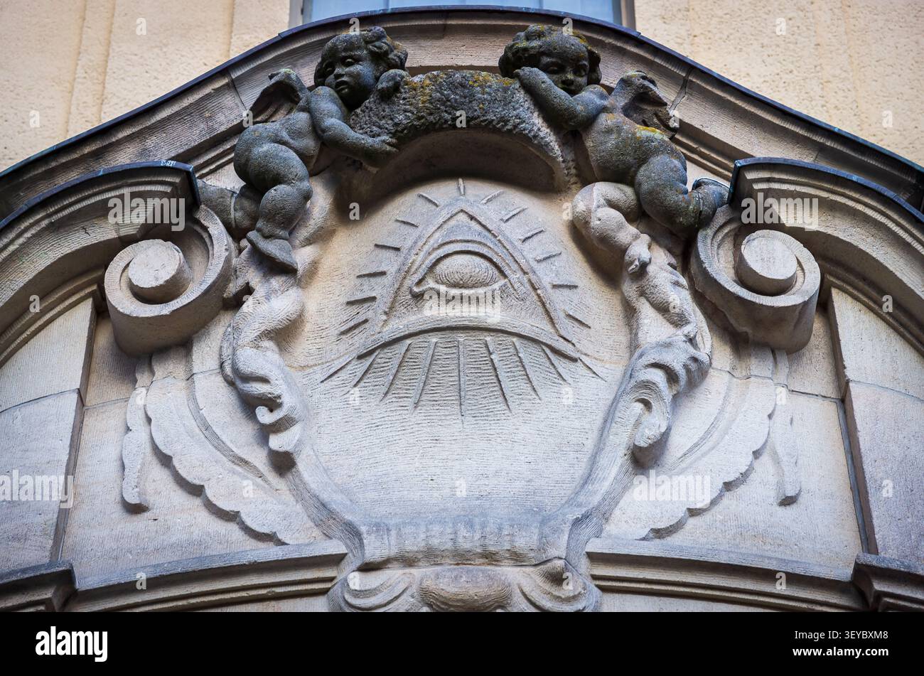 Nahaufnahme des Auges der Vorsehung (All-Seeing Eye), ein traditionelles christliches Symbol für göttliche Vorsehung und Gottes Allwissenheit. Stockfoto