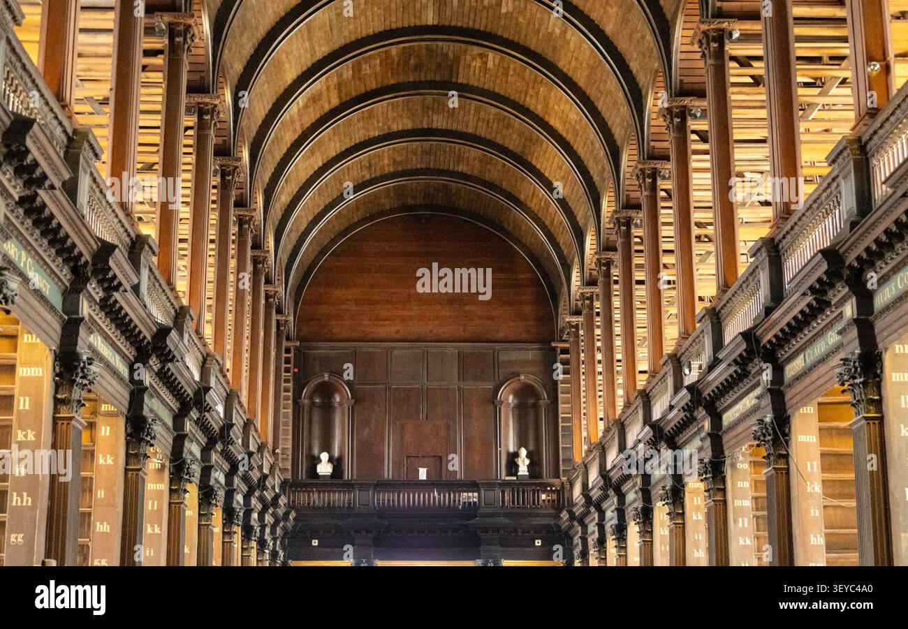 Innenansicht des Long Room in der Old Library im Trinity College Dublin, Irland, mit seiner berühmten Tonnengewölbedecke und historischem Holz Stockfoto