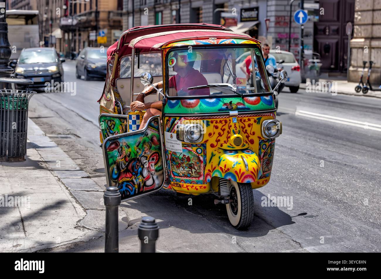 Traditionell dekoriertes dreirädriges Piaggio Ape Fahrzeug auf einer Straße in Palermo, Sizilien, Italien. Stockfoto