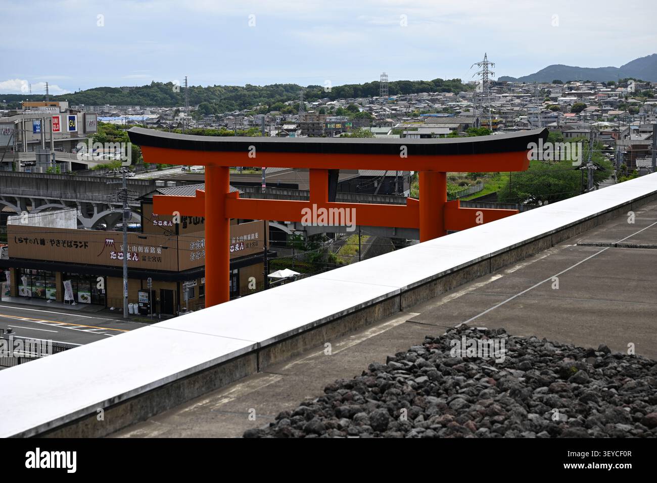 Blick von der Dachterrasse auf den Mt. Fuji World Heritage Center mit Blick auf das riesige, kühne Torii-Tor und die Stadt Fujinomiya in Shizuoka Stockfoto