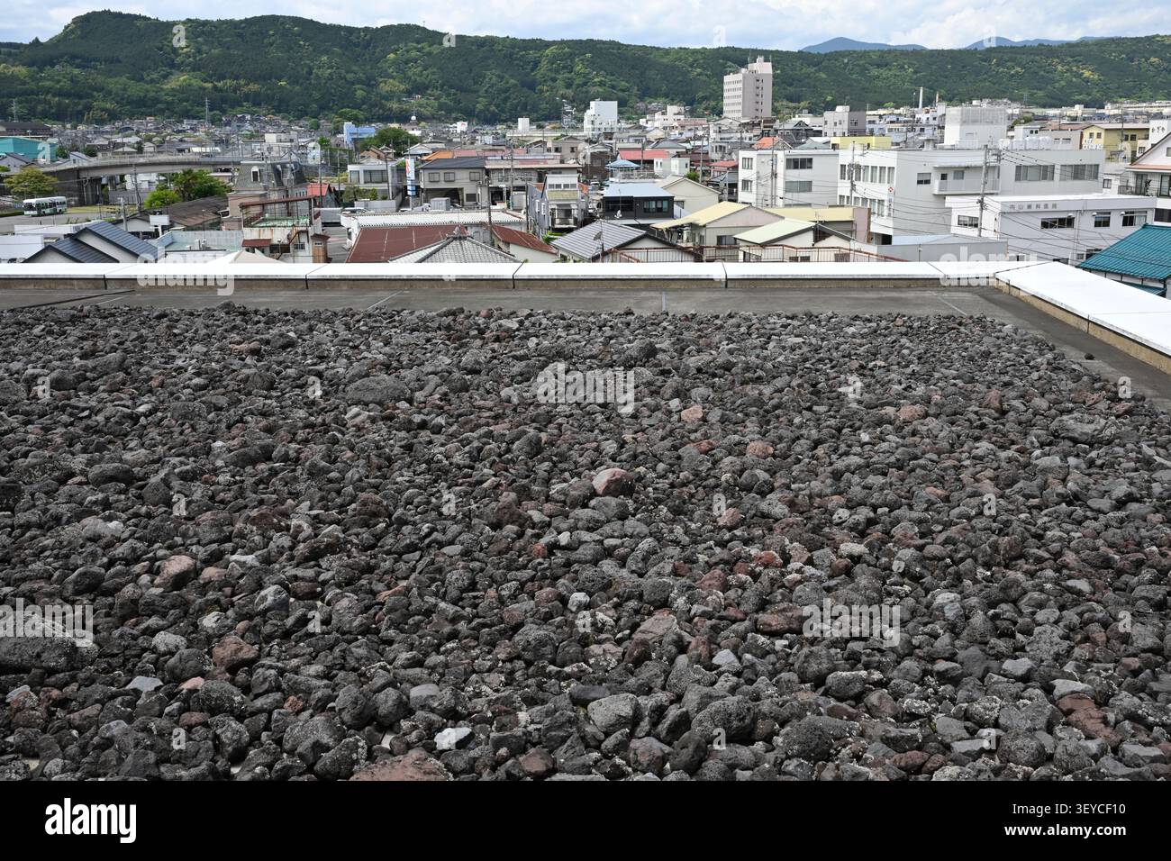 Vulkanische Lavasteine auf der Dachterrasse des Mt. Fuji World Heritage Center in Fujinomiya, Präfektur Shizuoka, Japan. Entworfen von Architec Stockfoto