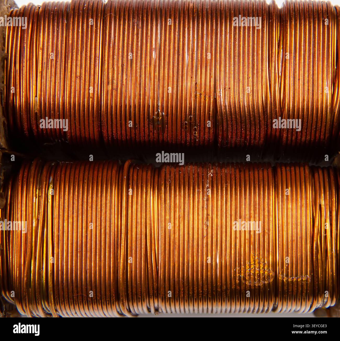 Transformatorwicklungen. Kupferdraht in Nahaufnahme. Kupferdrahtspulen. Stockfoto