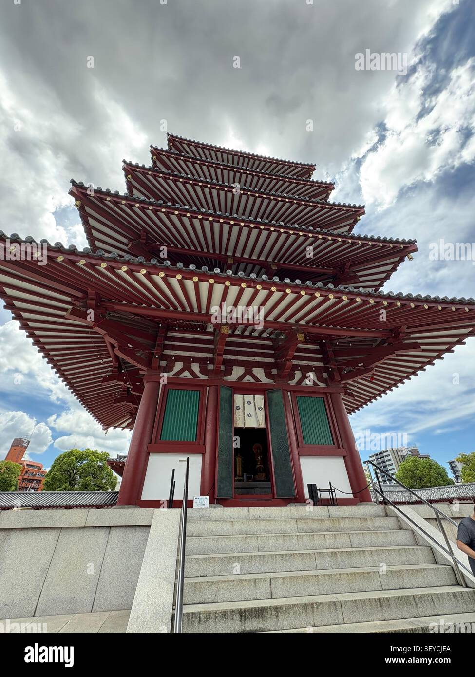 Dramatischer Blick auf die fünfstöckige Pagode des Senso-JI-Tempels in Asakusa, Tokio, Japan, vor einem bewölkten Himmel. Rote Holzarchitektur, traditionelles Japa - Smartphone-aufgenommenes Stockfoto