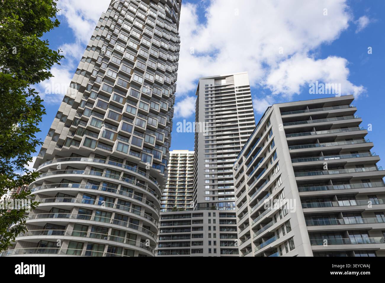 Hohe Wohngebäude und moderne Türme in der Stadt Stockfoto