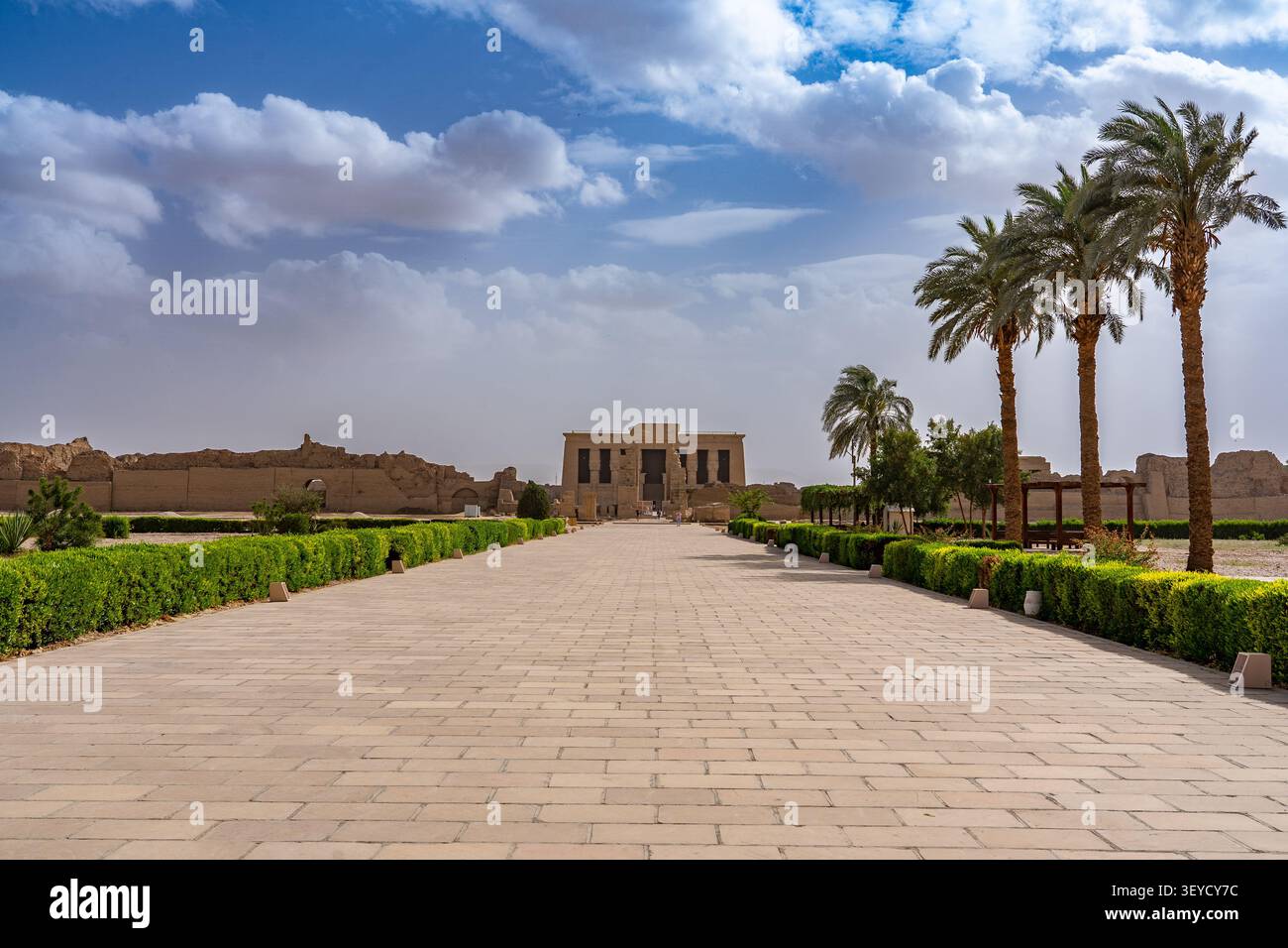 Breite Aufnahme, die die lange asphaltierte Auffahrt zum Tempelkomblex des Hathor-Tempels in Dendera zeigt Stockfoto