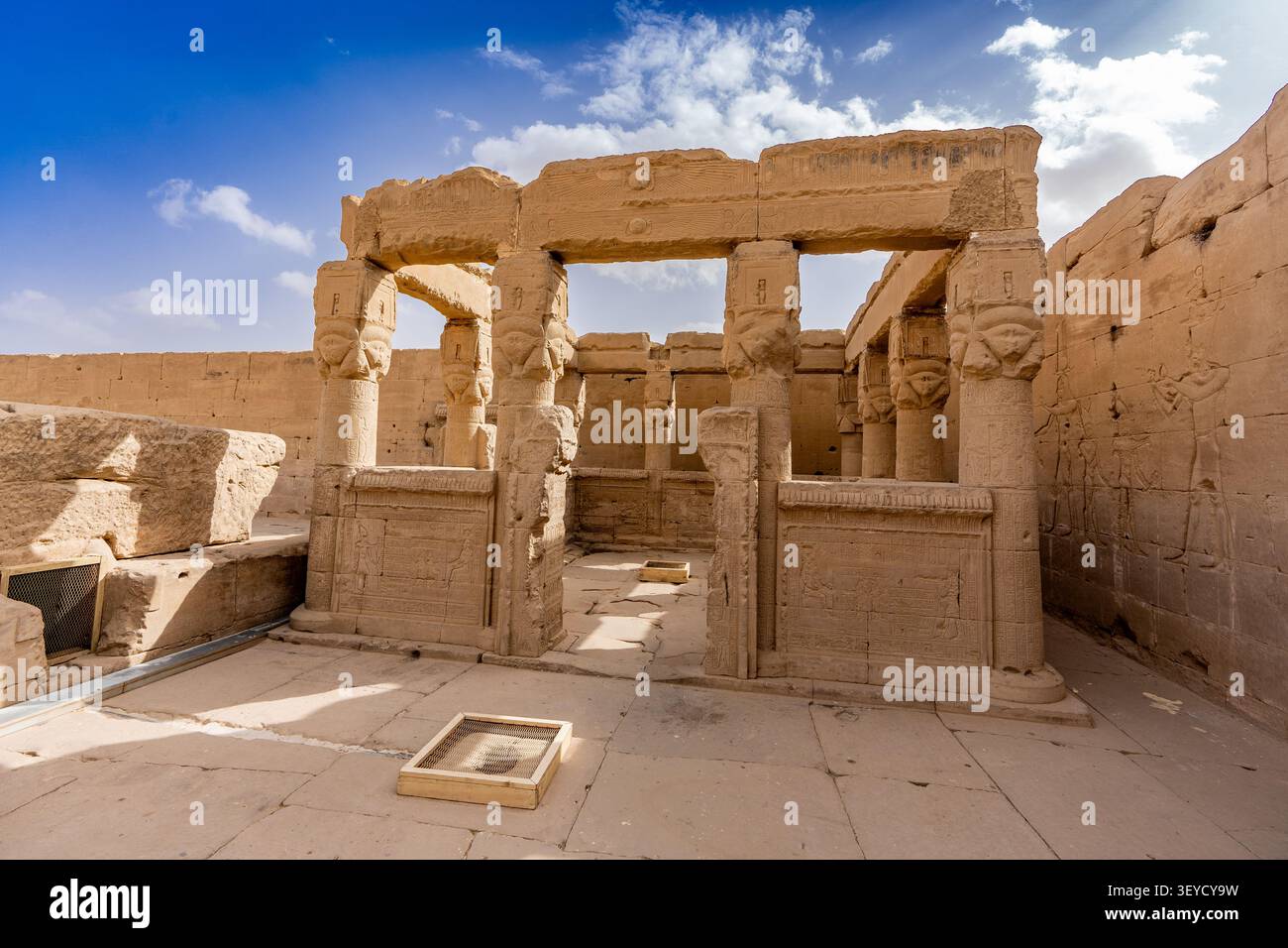 Der Solarkiosk (oder Kapelle der Hathor), gelegen direkt auf der Dachterrasse des Tempels von Dendera. Stockfoto