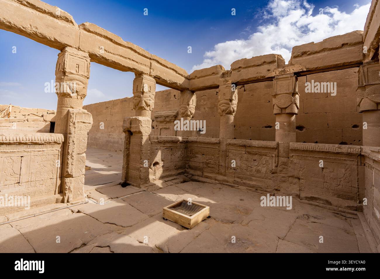 Der Solarkiosk (oder Kapelle der Hathor), gelegen direkt auf der Dachterrasse des Tempels von Dendera. Stockfoto