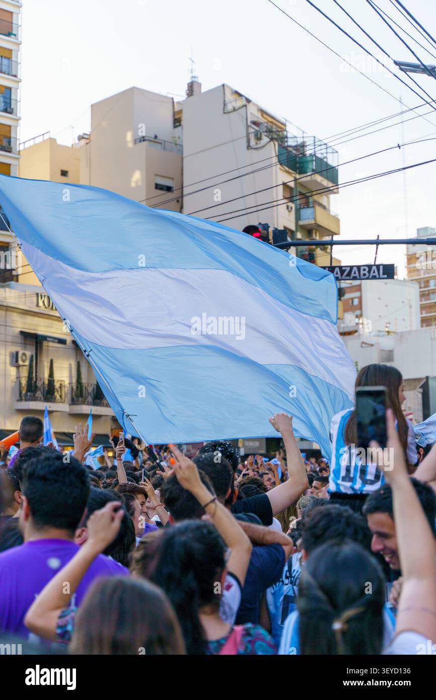 Buenos Aires, Argentinien - 18. Dezember 2022: Glückliche argentinische Fußballfans feiern den Sieg eines letzten Fußballspiels bei der FIFA-Weltmeisterschaft. Hochwertige Fotos Stockfoto