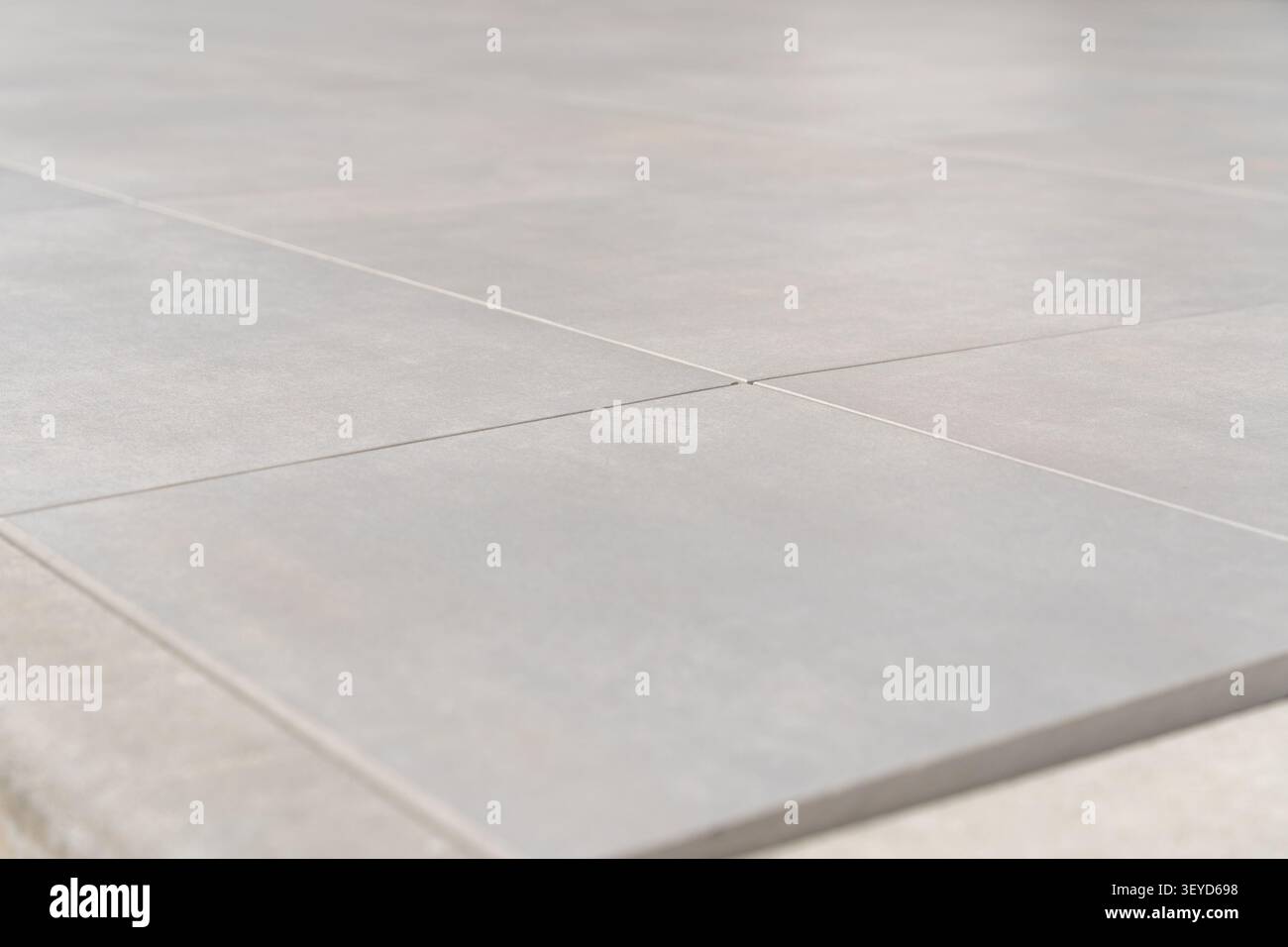 Strapazierfähige Bodenfliesen (80 x 80 cm) für den Außenbereich mit Betonoptik, ideal für Straßen, Bürgersteige, Terrassen und städtische Landschaftsgestaltung. Hochwertige Fotos Stockfoto