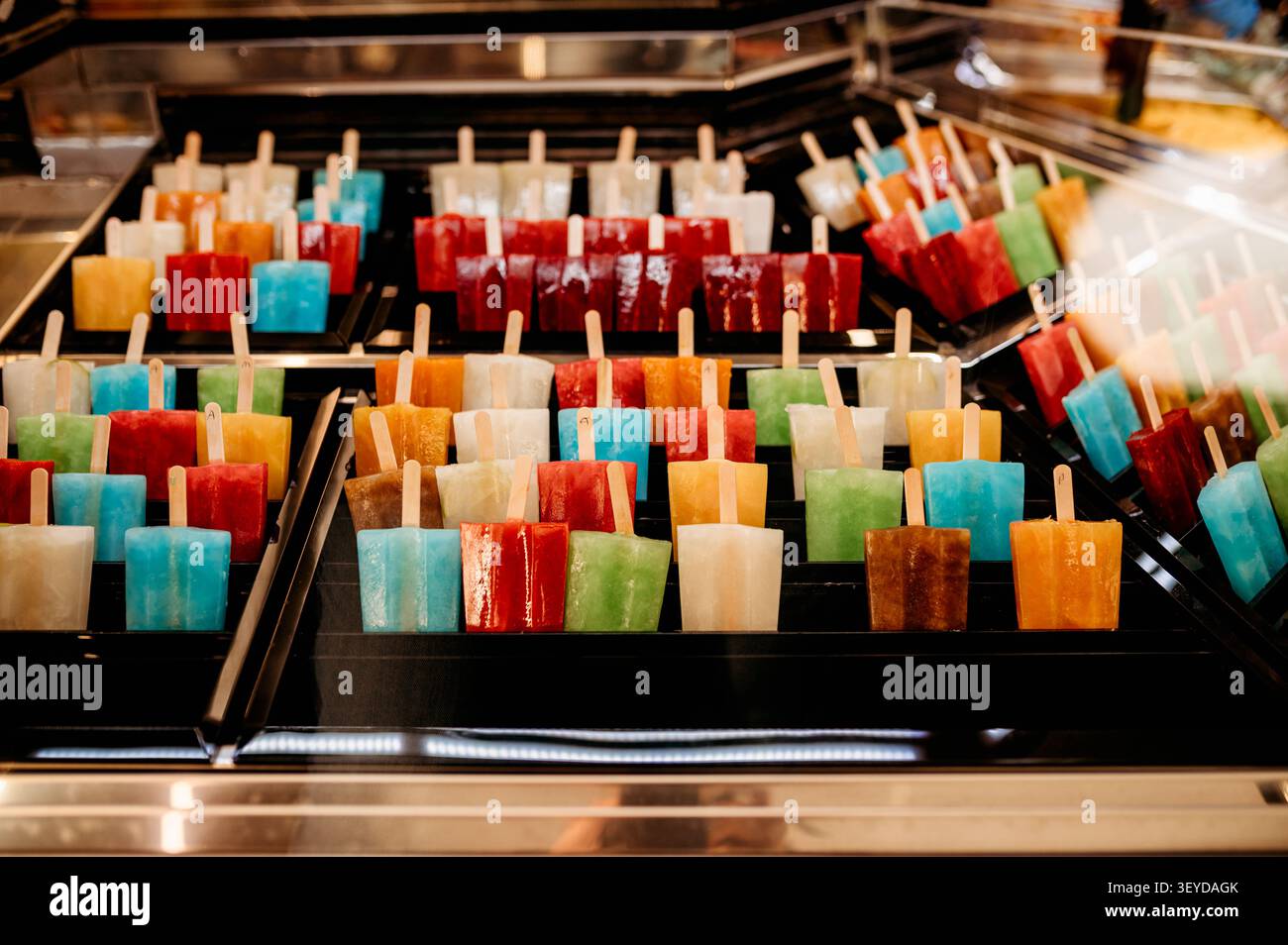 Farbenfrohe Eis in einer Eisdiele in Italien Stockfoto