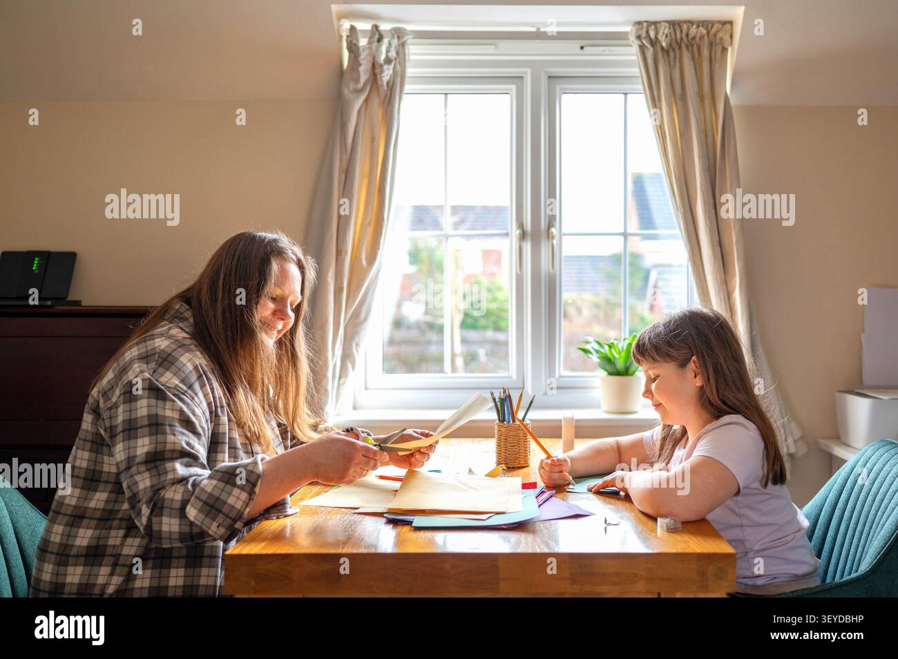 Mutter und Tochter machen zu Hause kreative Aktivitäten Stockfoto