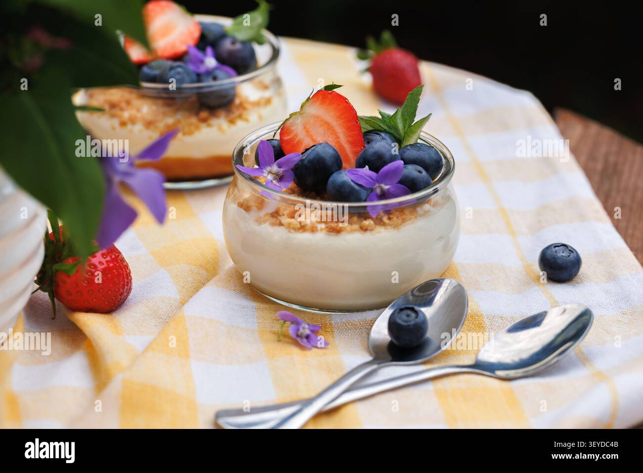 Sommer-Beeren-Käsekuchen-Gläser mit frischen Blaubeeren und Erdbeeren Stockfoto