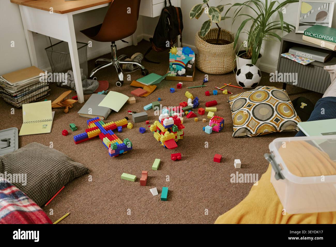 Unordentlicher Kinderstudienraum mit Lernspaß und Unordnung zu Hause Stockfoto