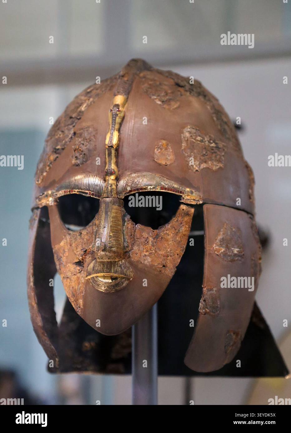 Der Sutton Hoo Helm. Angelsächsisches England. Frühmittelalterliche Ära. Eiserne Kappe mit Wappen, Nackenschutz, Wangenstücke und Gesichtsmaske. 620-625 n. Chr., Briitsh Museum. London. Stockfoto