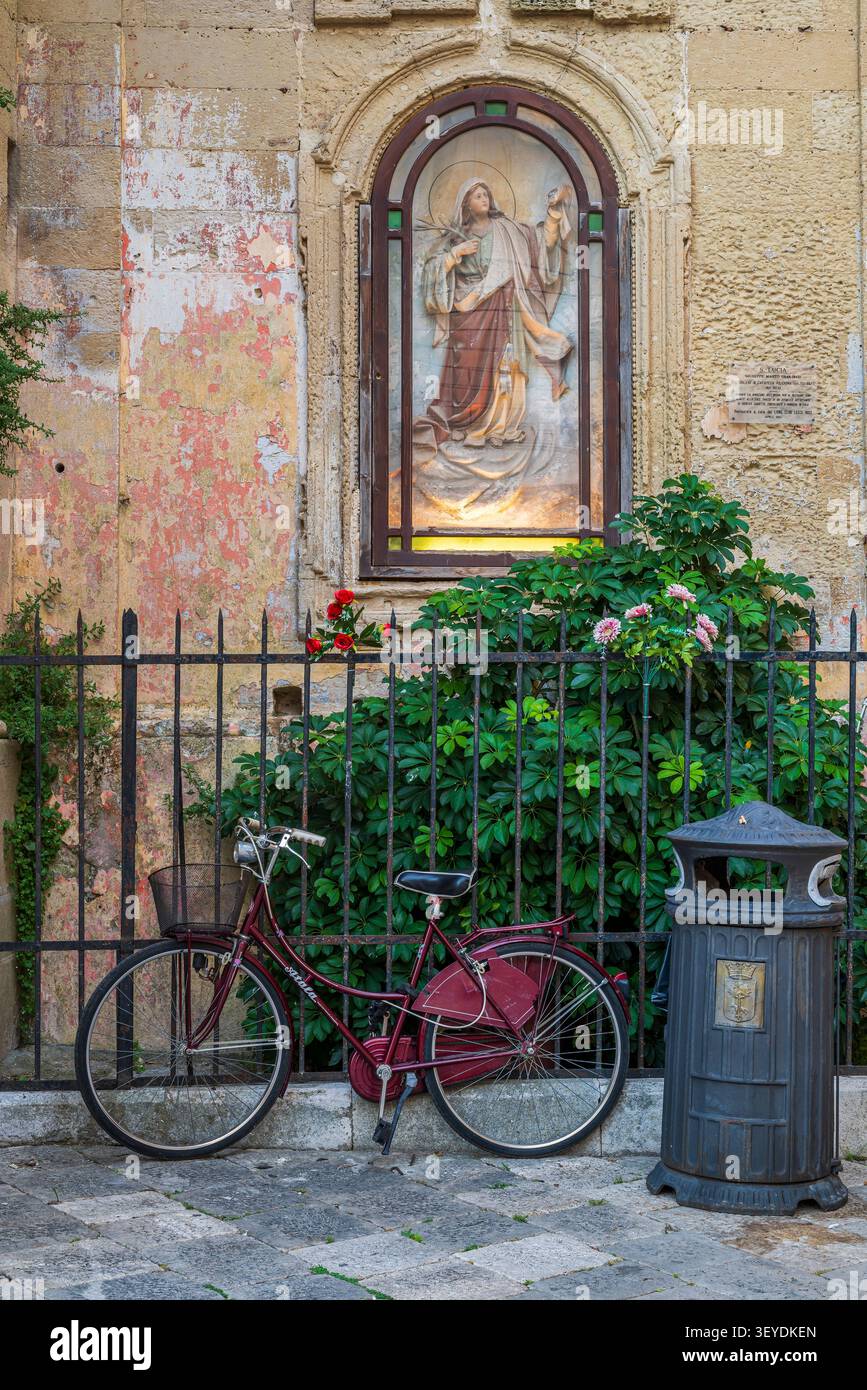 Virgin Mary Street Schrein in der Altstadt, Lecce, Apulien, Italien Stockfoto