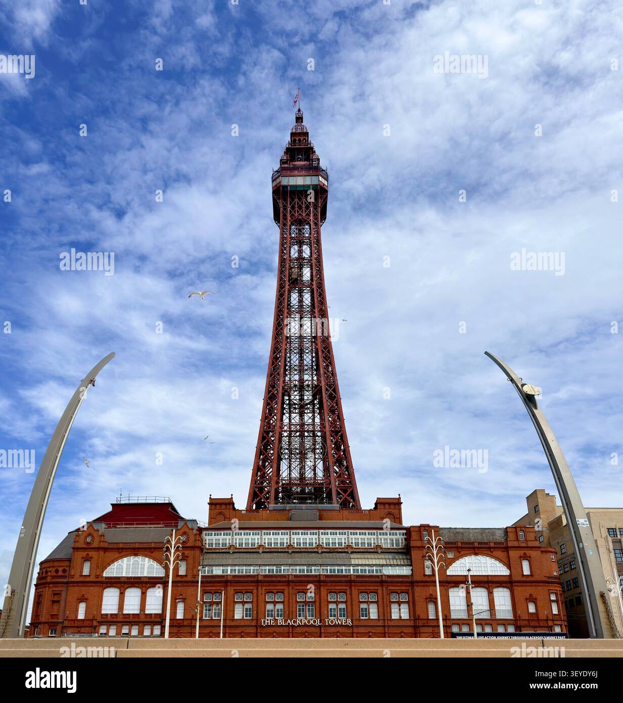 Blackpool Tower vom Strand aus gegen einen blauen Himmel mit Wolken Stockfoto