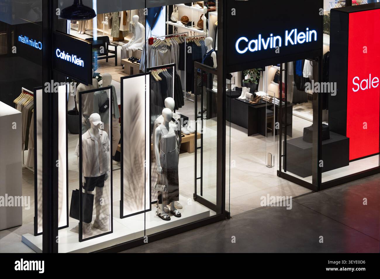 Calvin Klein Ladenfront mit Verkaufsschild. London, UK, 4. Juli 2023 Stockfoto