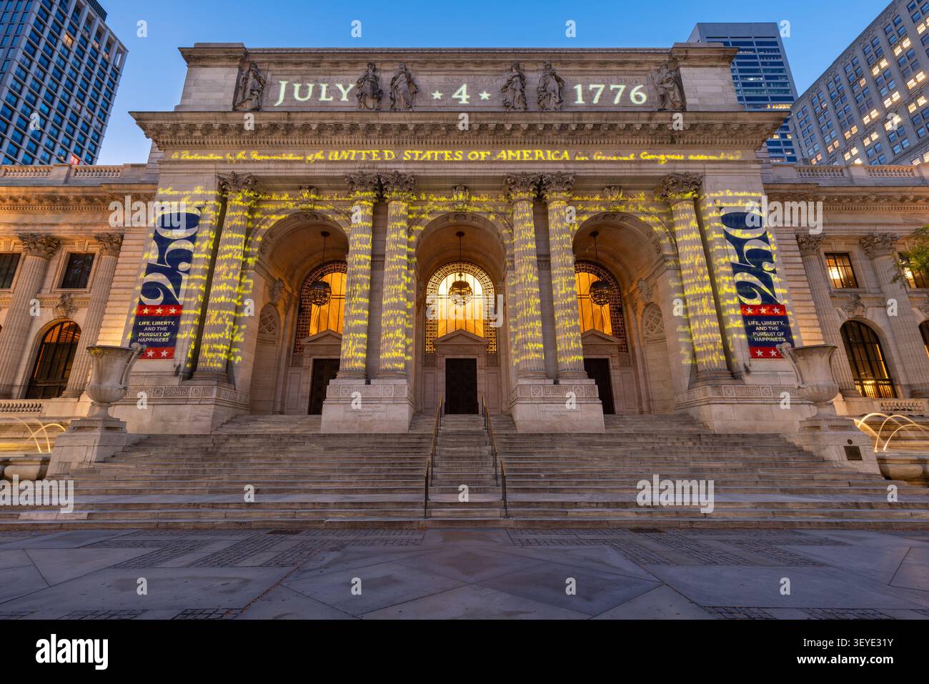 New York Public Library beleuchtet zum 250. Jahrestag der Unabhängigkeitserklärung der USA. Midtown Manhattan Stockfoto
