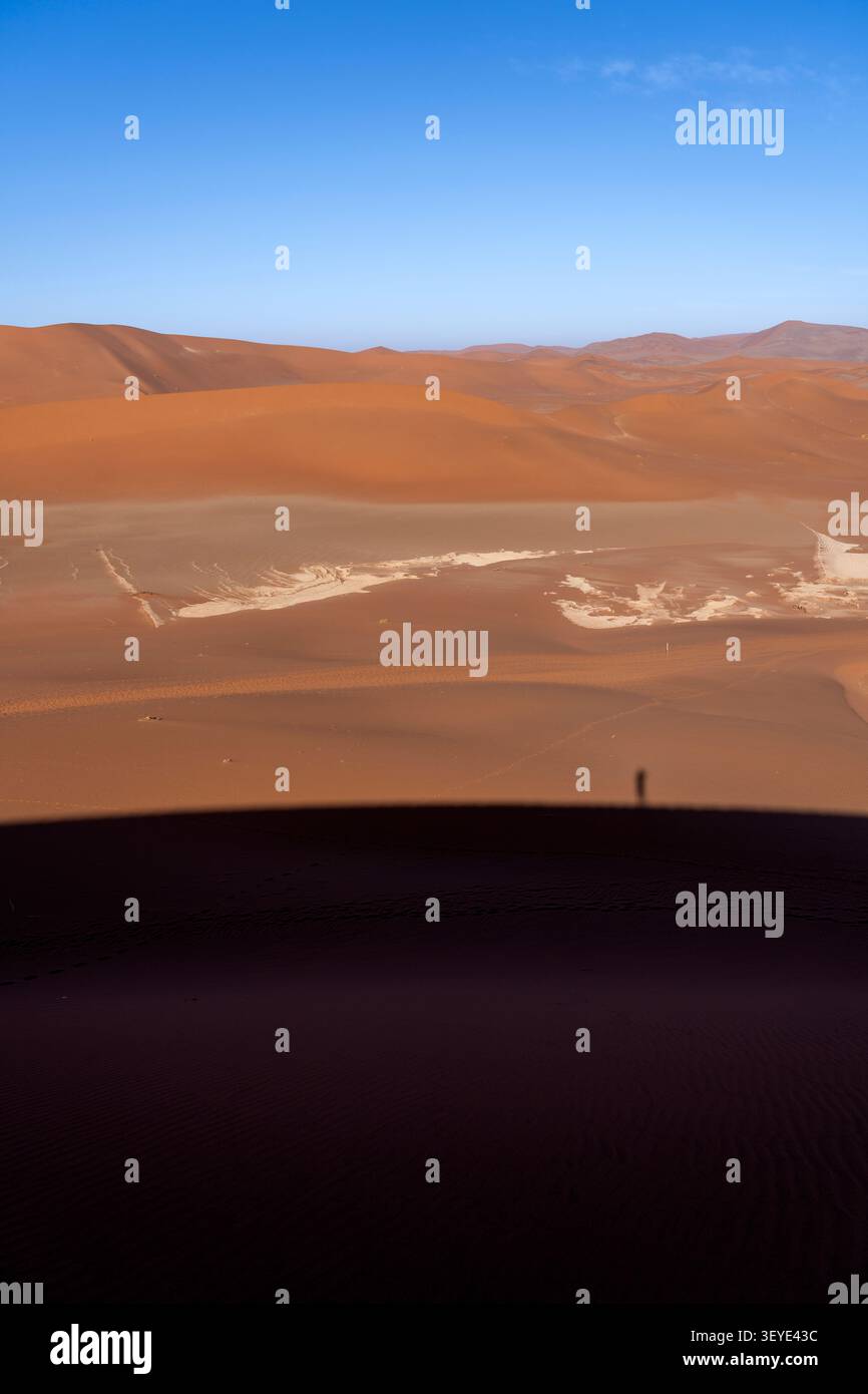 Schatten des Menschen auf den Dünen - Sossusvlei, Namibia Stockfoto