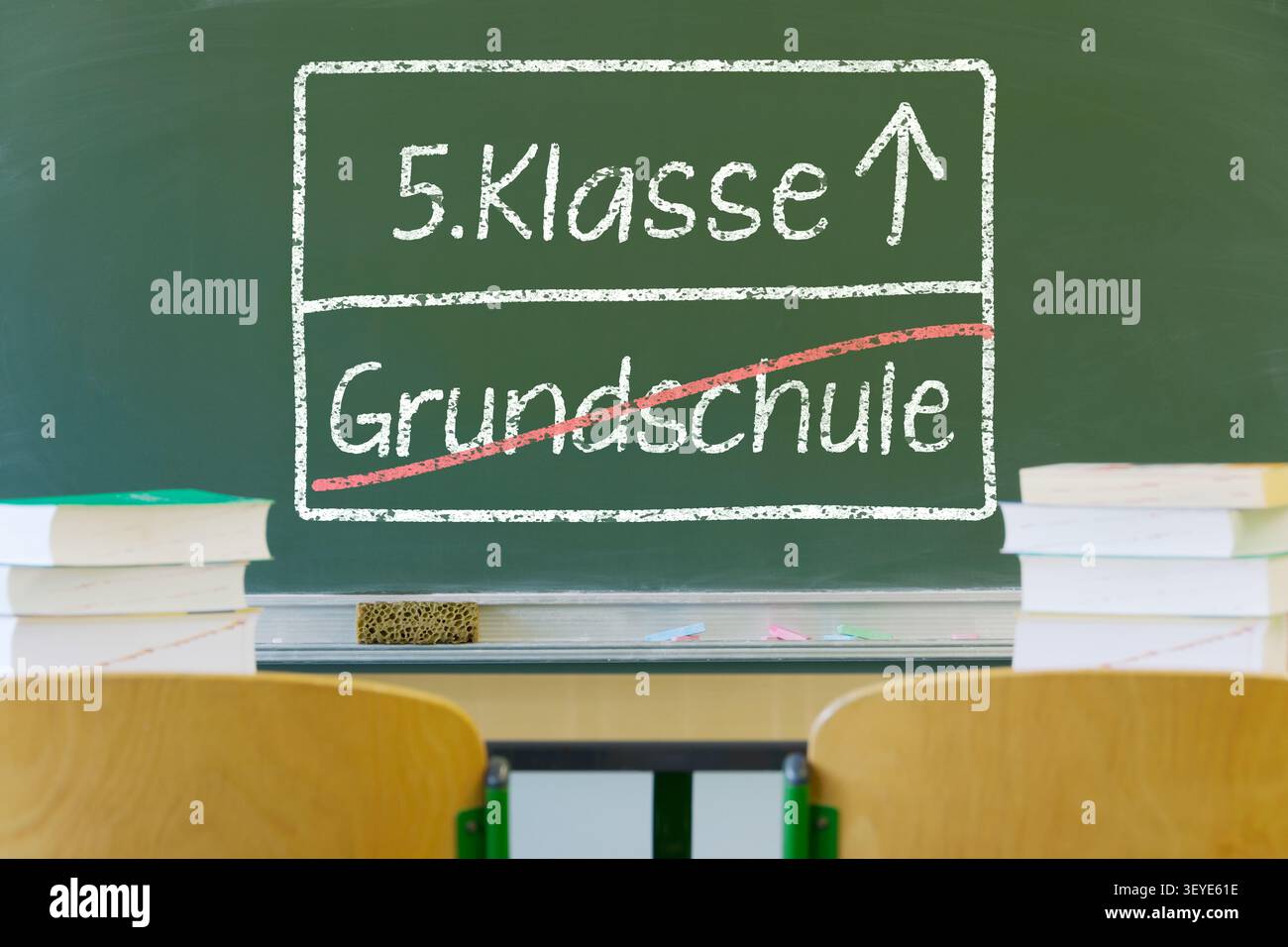 Kreidetafel im Klassenzimmer mit deutscher Kreideschrift „Grundschule“ und „5.Klasse“ (5. Klasse) Stockfoto