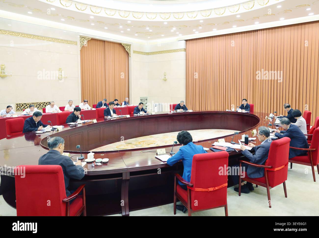 (260703) -- PEKING, 3. Juli 2026 (Xinhua) -- Wang Huning, Mitglied des Ständigen Ausschusses des Politischen Büros des Zentralkomitees der Kommunistischen Partei Chinas (KPC), Vorsitzender des Nationalkomitees der Politischen Konsultativen Konferenz des chinesischen Volkes (KPCC) und Sekretär der Gruppe der führenden Parteimitglieder des Nationalkomitees der KPCC, den Vorsitz führt und hält eine Rede auf einer Sitzung, die von der theoretischen Studiengruppe unter der Gruppe der führenden Parteimitglieder des Nationalen Komitees der KPCC einberufen wird, um eine Rede von Xi Jinping, Generalsekretär des Zentralkomitees der KPCh, zu studieren; Stockfoto
