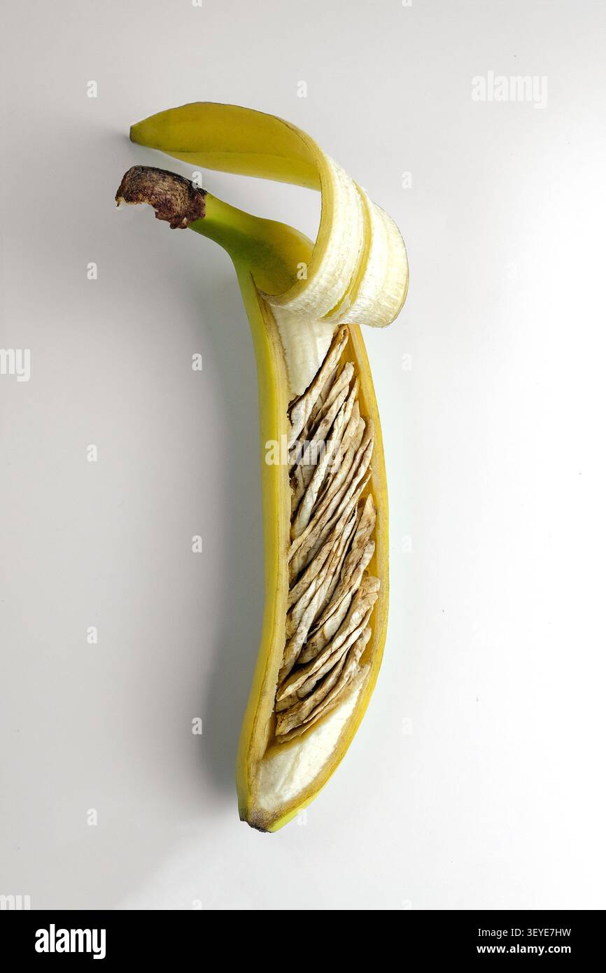 Geschälte Banane mit geschältem Fruchtfleisch isoliert auf sauberem weißem Hintergrund Stockfoto
