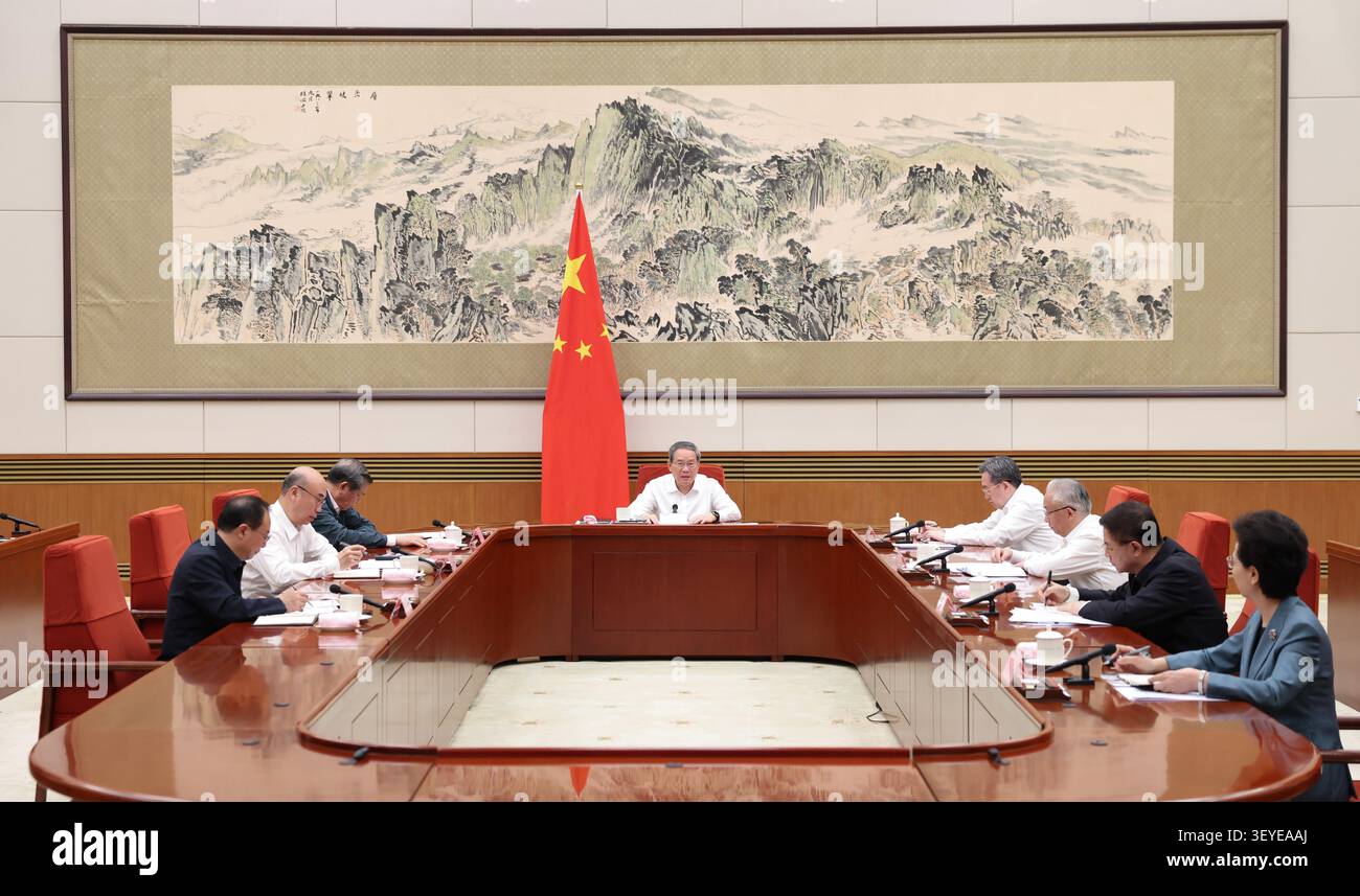 (260703) – PEKING, 3. Juli 2026 (Xinhua) – der chinesische Ministerpräsident Li Qiang, auch Sekretär der Gruppe der führenden Parteimitglieder des Staatsrats, leitet eine Sitzung, um die Leitprinzipien einer Rede zu studieren, die Xi Jinping, Generalsekretär des Zentralkomitees der Kommunistischen Partei Chinas (KPC), am 1. Juli 2026 bei einer Versammlung anlässlich des 105. Jahrestages der Gründung der KPC gehalten hat, sowie Xi Jinping Gedanken über den Parteiaufbau. An dem Treffen nahmen hochrangige Staatsräte teil, darunter der Vize-Premier Ding Xuexiang. (Xinhua/Huang Jingwen) Stockfoto