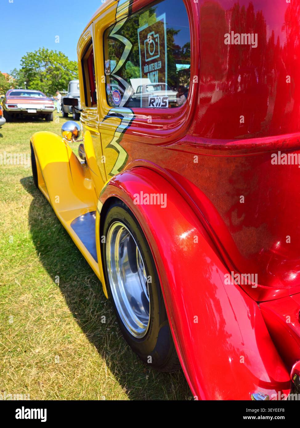 Stockholm County, Schweden, 27. Juni 2026. Oldtimer-Rallye. Ein lebendiger, individueller Hot Rod-Oldtimer mit zweifarbiger Hochglanzlackierung in Rot und Gelb, poliert c Stockfoto