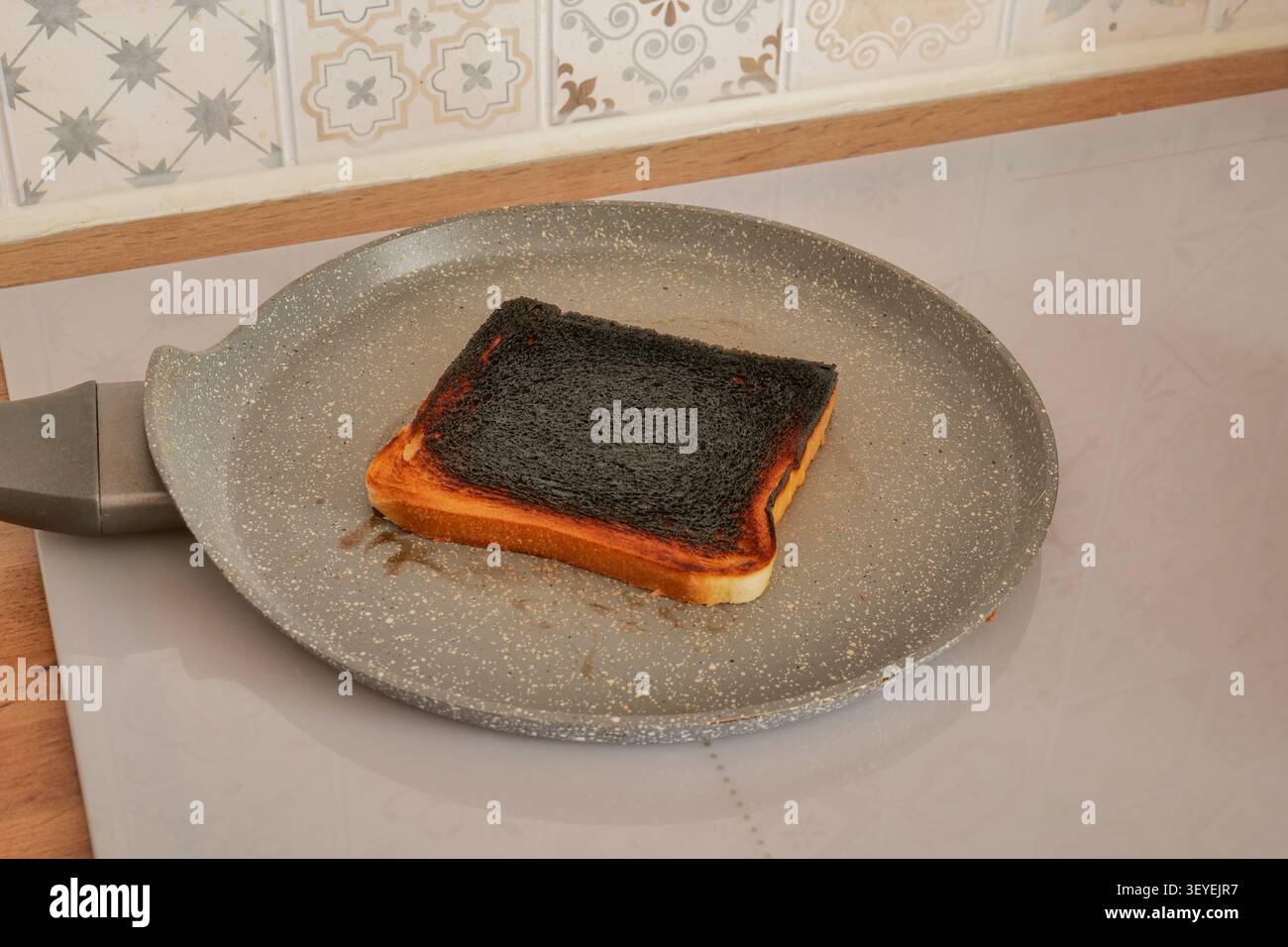 Verbrannter Toast in einer Pfanne Stockfoto