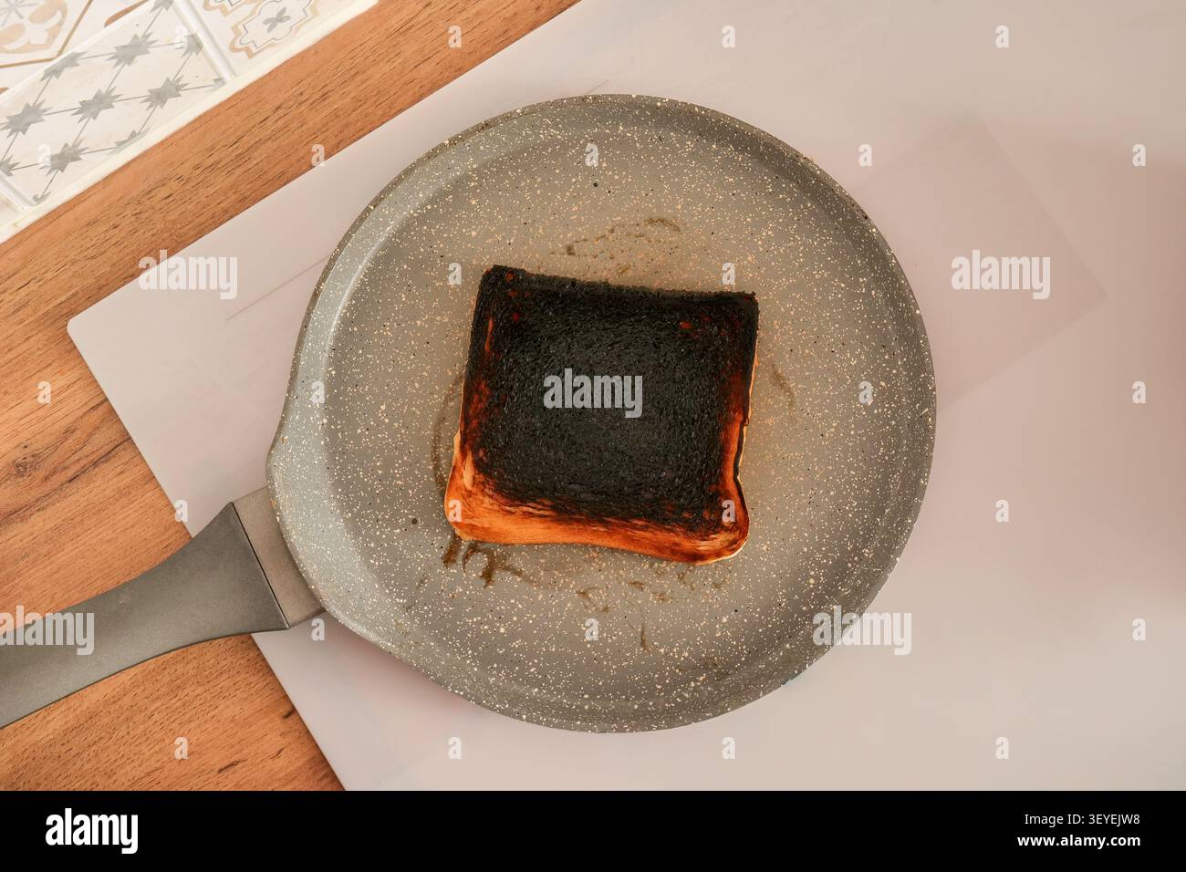Verbrannter Toast in einer Pfanne Stockfoto