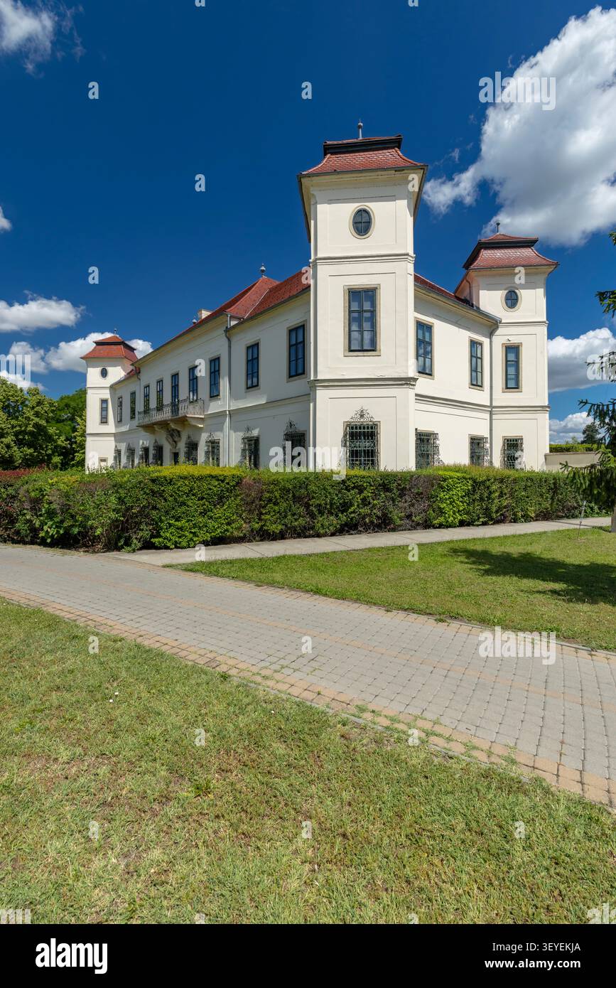 Barocker Palast Erseki Kastely in Hajos, Komitat Bacs Kiskun, Ungarn, unter blauem Himmel Stockfoto