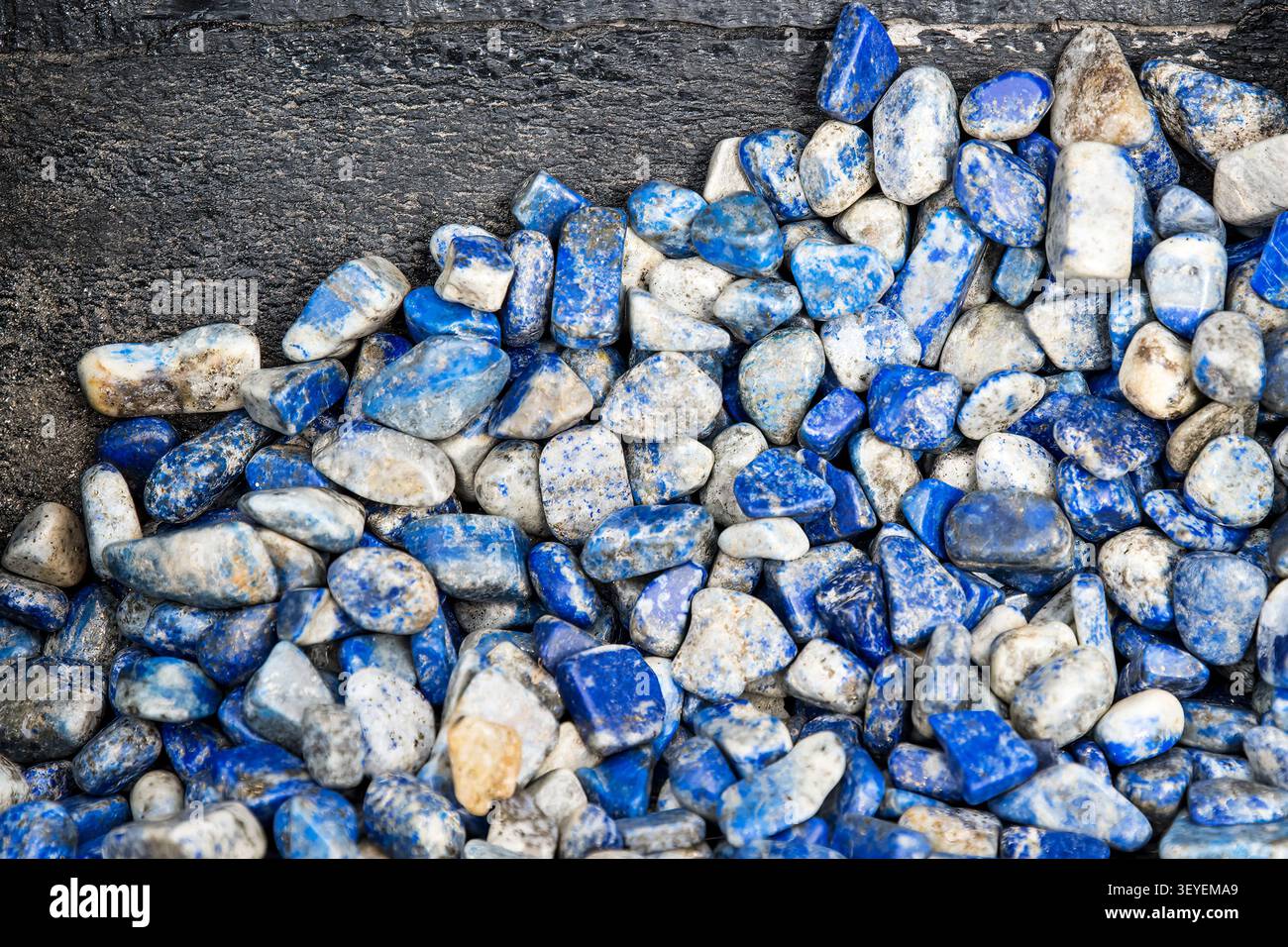 Kleine Mineralproben von Lapislazuli, einem tiefblauen metamorphen Gestein. Stockfoto