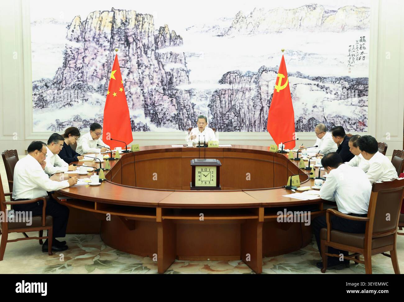 (260703) -- PEKING, 3. Juli 2026 (Xinhua) -- Zhao Leji, Mitglied des Ständigen Ausschusses des Politischen Büros des Zentralkomitees der Kommunistischen Partei Chinas (KPC), Vorsitzender des Ständigen Ausschusses des Nationalen Volkskongresses (NPC) und Sekretär der Gruppe der führenden Parteimitglieder der Gruppe der führenden Parteimitglieder des Ständigen Komitees der KPC, Vorsitzender des Ständigen Komitees Xi Jinping, bei einem Treffen zum 105. Gründungsjubiläum der CPC am 3. Juli 2026. In der Sitzung wurde auch Xi erörtert Stockfoto