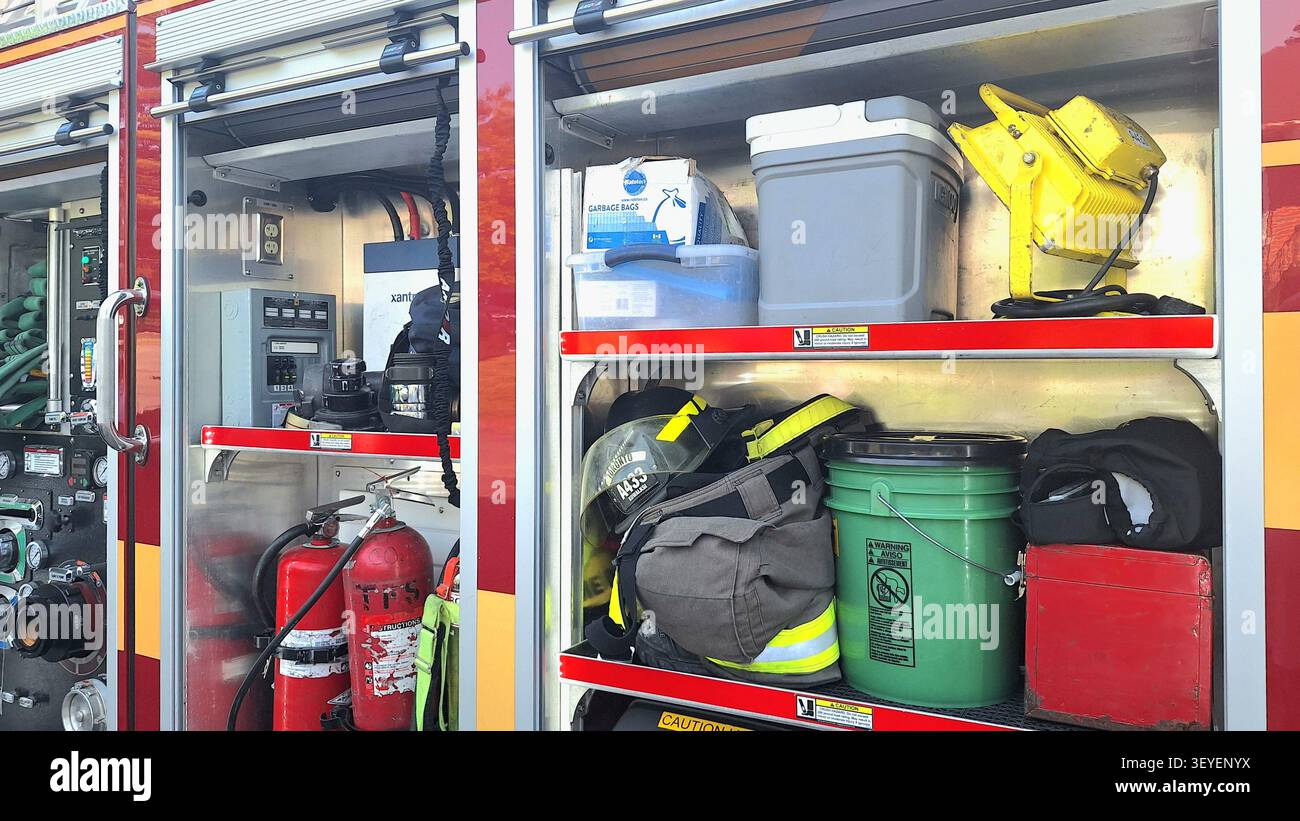 Toronto, ON, Kanada - 6. Juni 2026: In einem offenen Abteil eines örtlichen Feuerwehrwagens werden verschiedene Löschwerkzeuge und Sicherheitsausrüstungen ausgestellt. Stockfoto