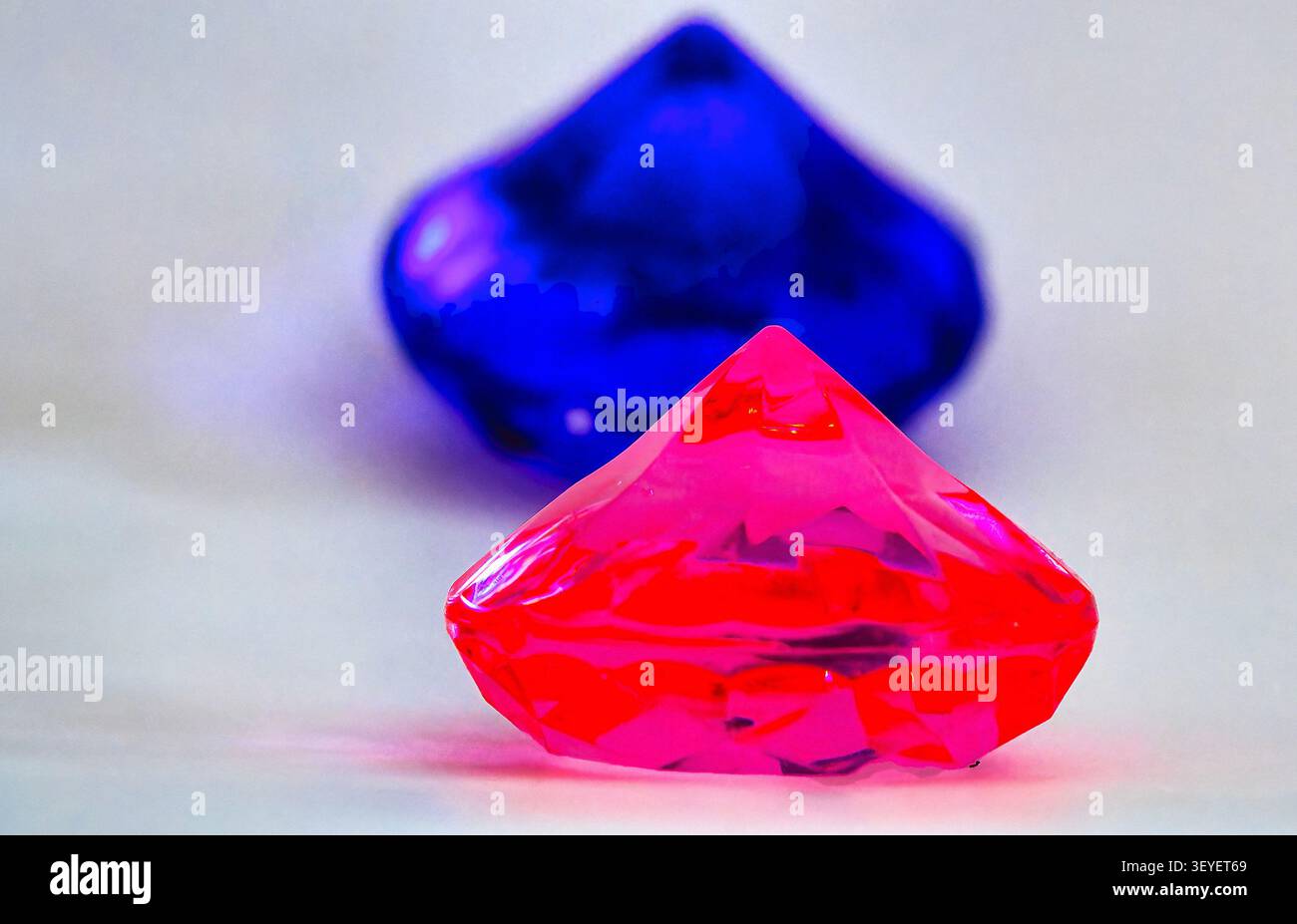 Diamantförmige kleine Glasobjekte als abstraktes Foto Stockfoto