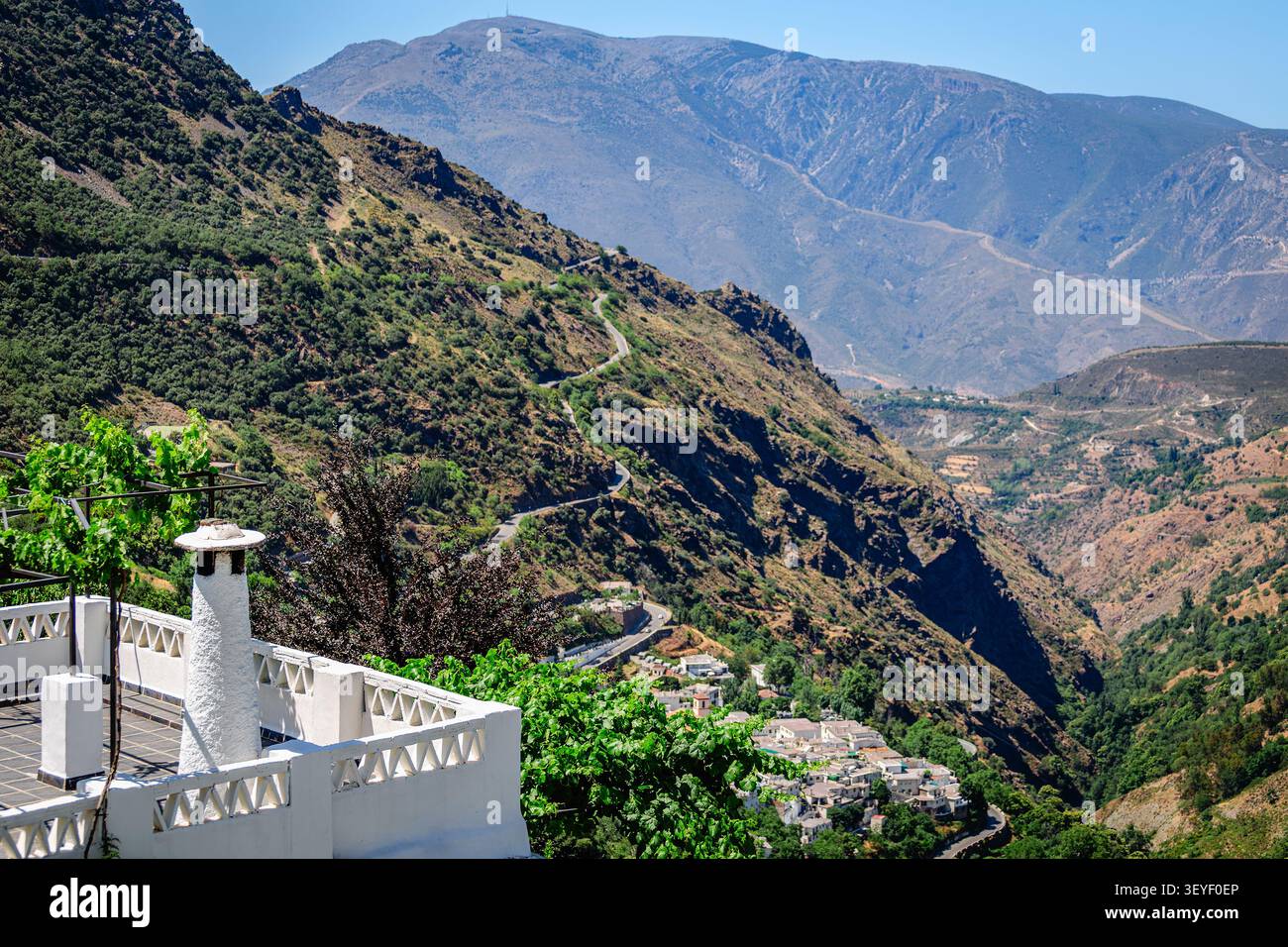 Malerischer Blick auf ein Dorf Pampaneira an einem Berghang in der spanischen Sierra Nevada. Stockfoto