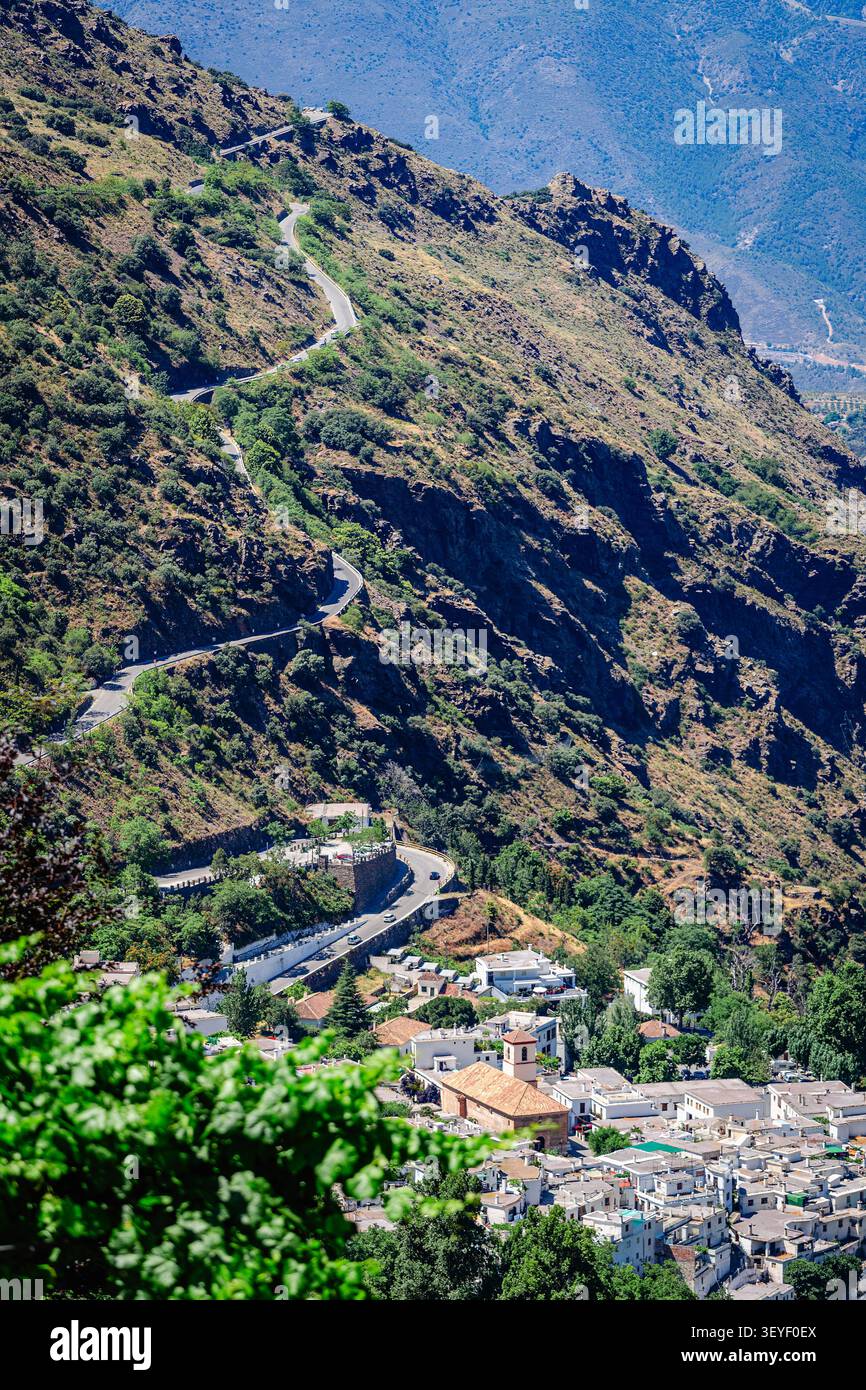 Malerischer Blick auf ein Dorf Pampaneira an einem Berghang in der spanischen Sierra Nevada. Stockfoto