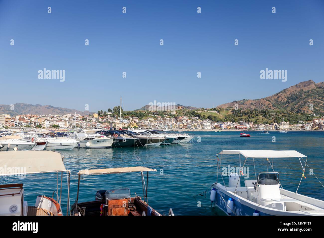 Angel- und Freizeitschiffe im Hafen mit dem Ätna im Hintergrund, Giardini Naxos, Sizilien, Italien. Stockfoto