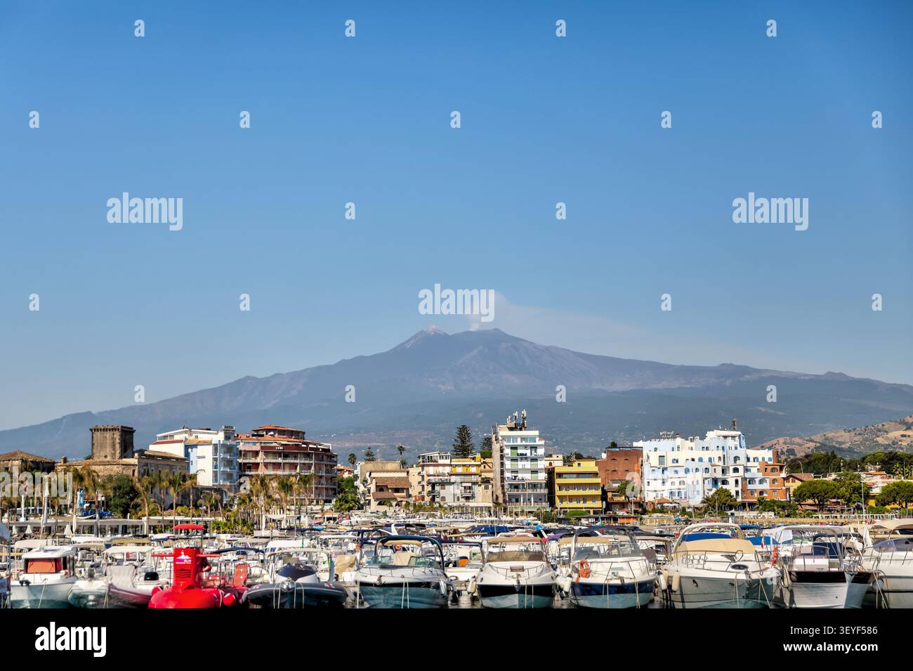 Der Ätna erhebt sich über Giardini Naxos an der Ostküste Siziliens, Italien. Stockfoto