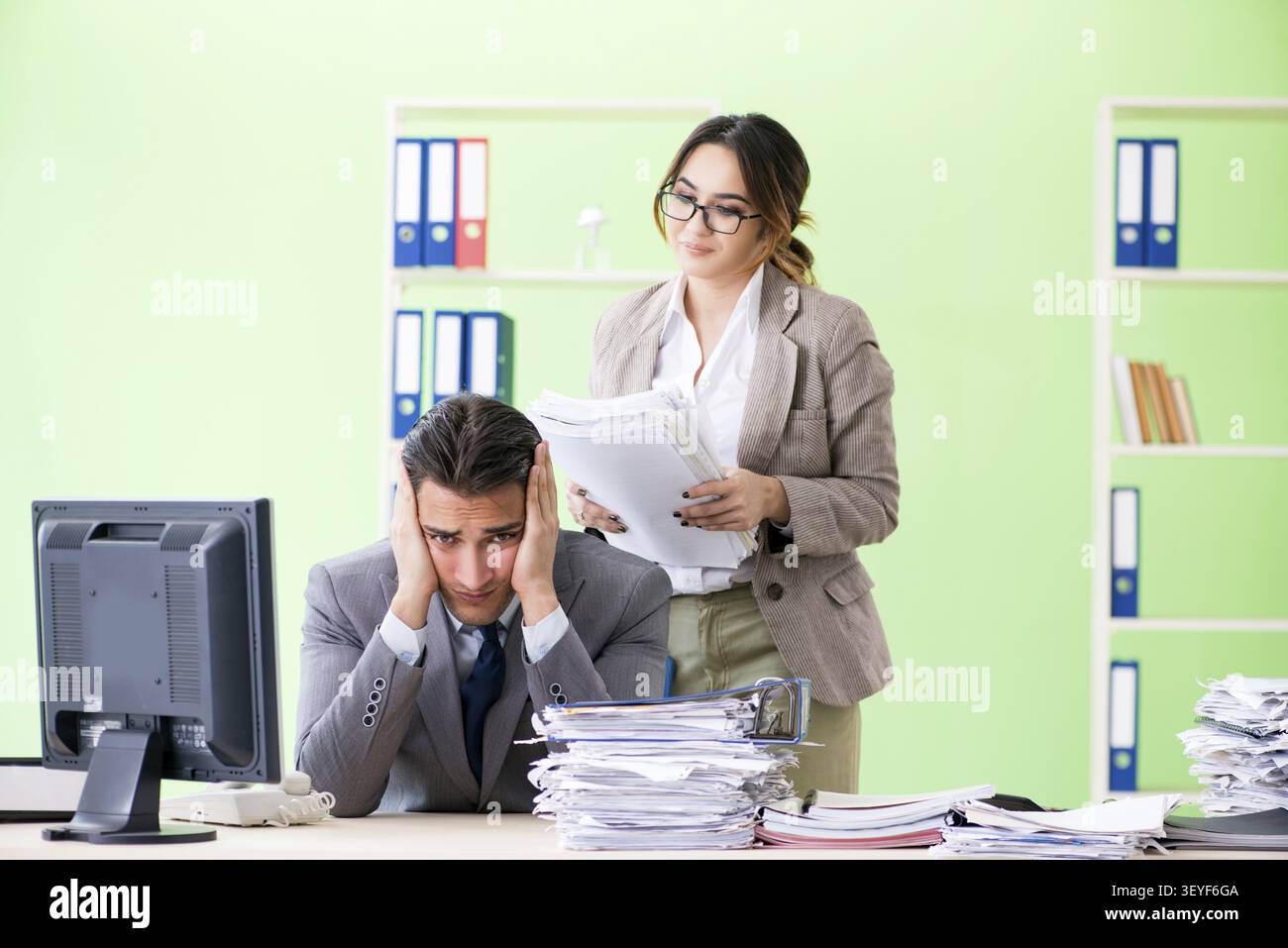 Man Mitarbeiter leiden unter übermäßiger Arbeit Stockfoto