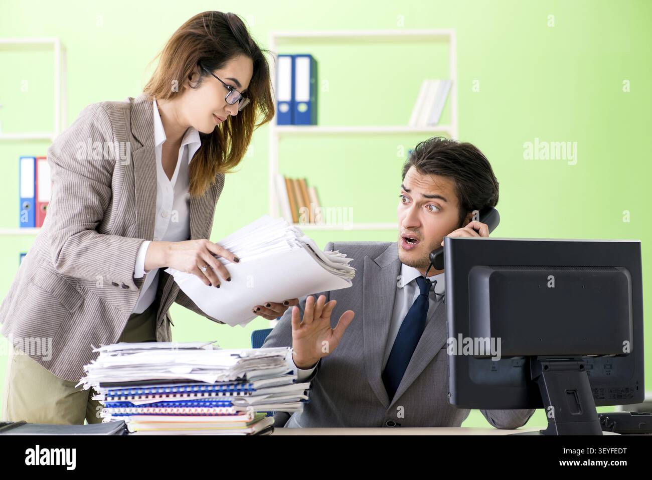 Man Mitarbeiter leiden unter übermäßiger Arbeit Stockfoto