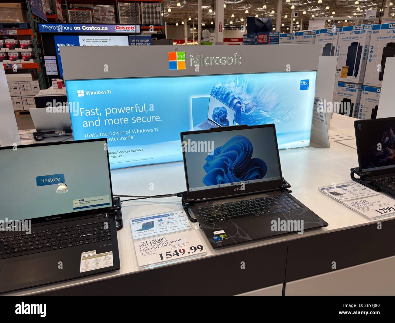 Microsoft Windows 11-Notebooks und -Gaming-Computer zum Verkauf in einem Verkaufsregal. Stockfoto