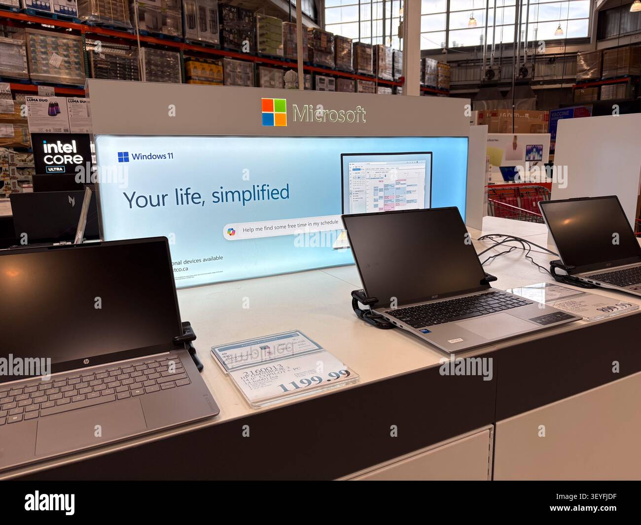 Microsoft Windows 11-Notebooks werden in einem großen Einzelhandelsgeschäft mit Preisen und Werbeschilderungen angeboten. Stockfoto