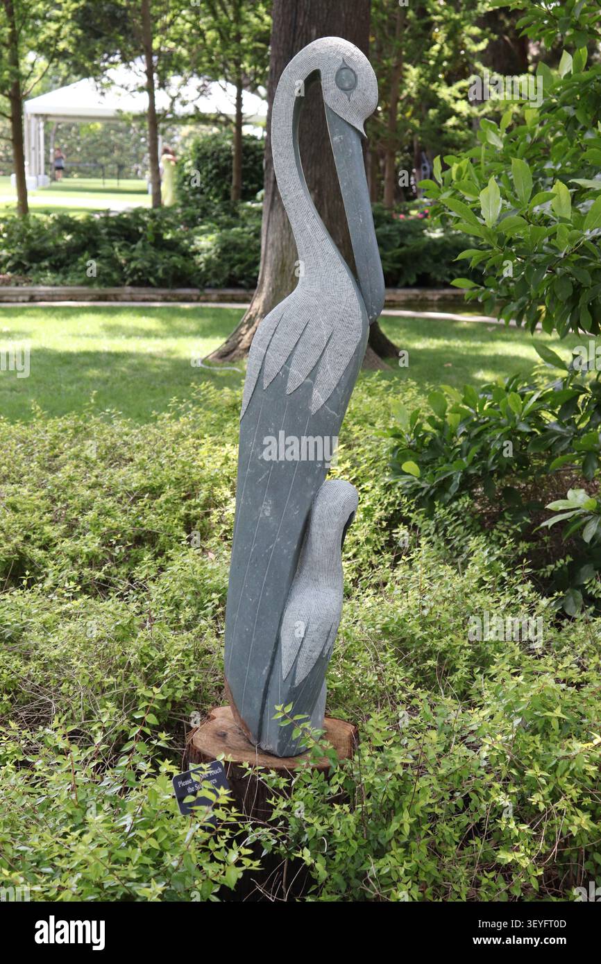 Skulpturen, die von afrikanischen Vögeln inspiriert sind, werden im Dallas Arboretum and Botanical Garden in Texas, umgeben von üppigem Grün, ausgestellt. Stockfoto